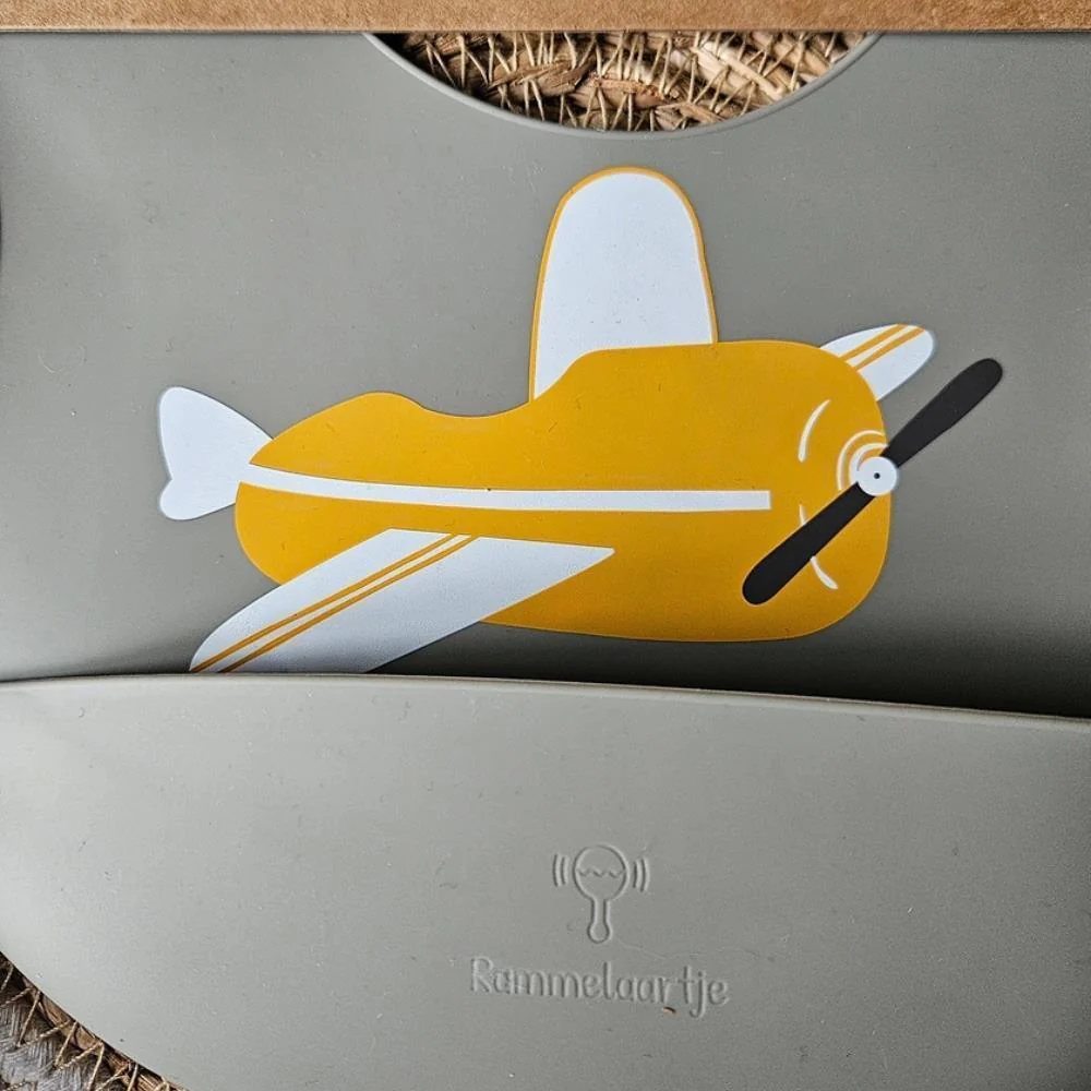 Babete em Silicone Rammelaartje Sage Airplane Ochre Yellow - Image 2