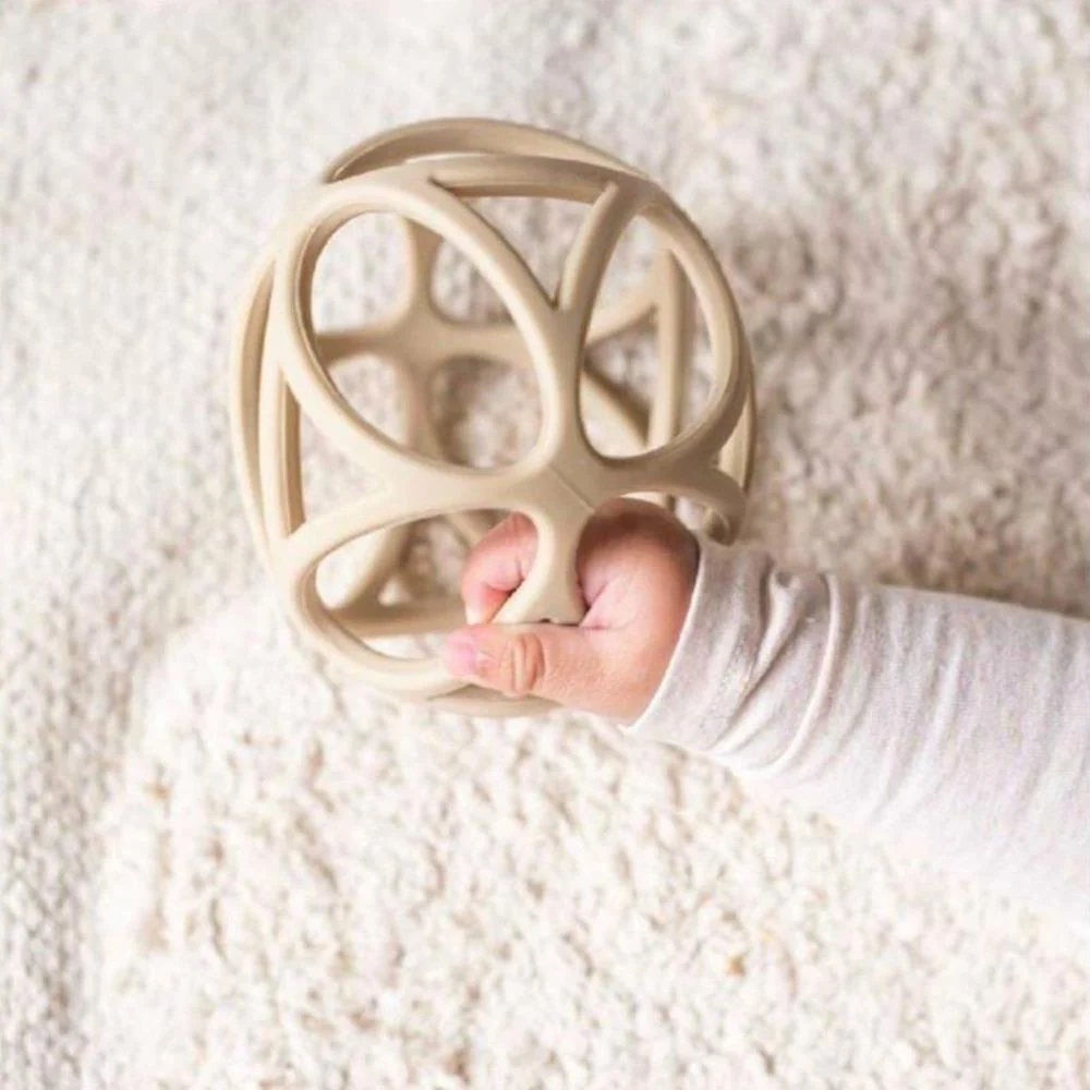 Bola Mordedor em Silicone Little Dutch Sand Bege - Image 3