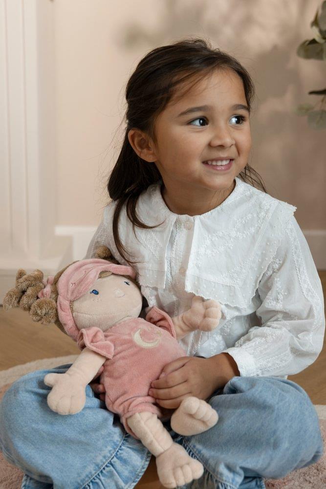 Boneca de Peluche Little Dutch Rosa com Saco de Dormir Brilha no Escuro - Image 11