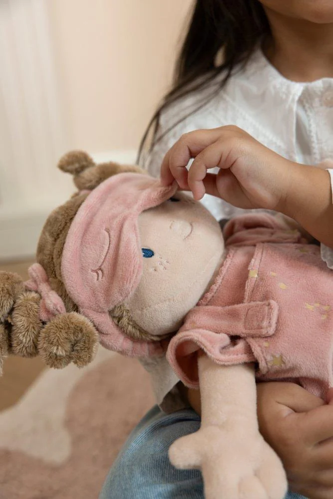 Boneca de Peluche Little Dutch Rosa com Saco de Dormir Brilha no Escuro - Image 12