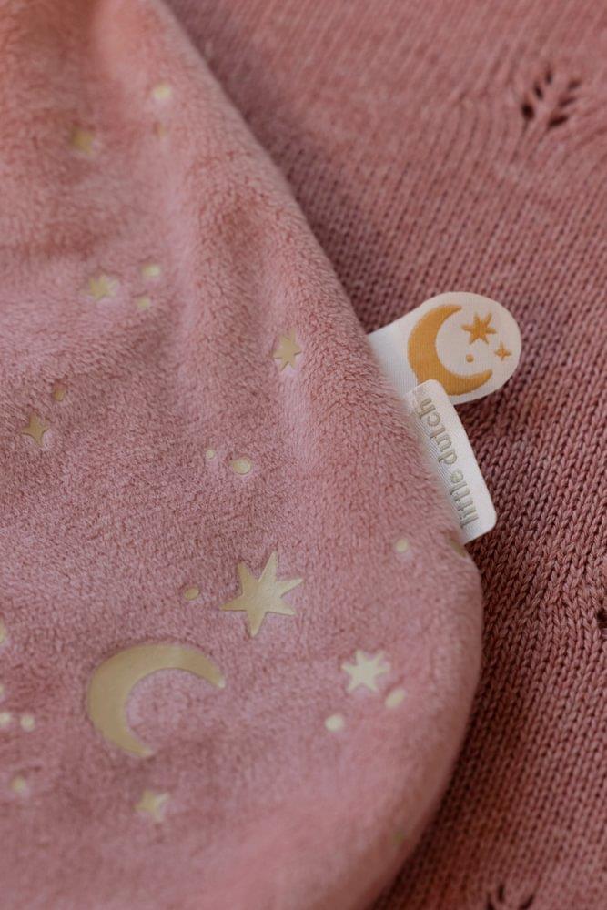 Boneca de Peluche Little Dutch Rosa com Saco de Dormir Brilha no Escuro - Image 6