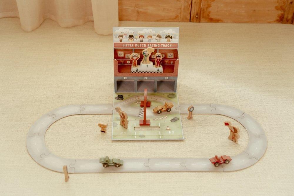 Carros de Corrida em Madeira e Mala com Pista Little Dutch - Image 13