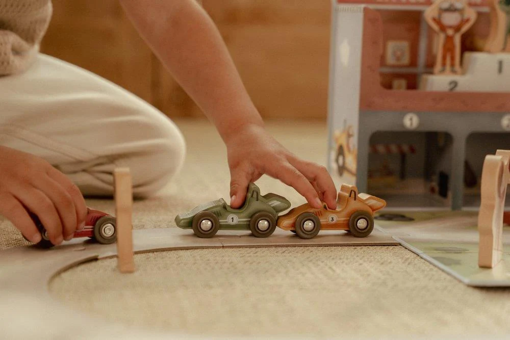 Carros de Corrida em Madeira e Mala com Pista Little Dutch - Image 15