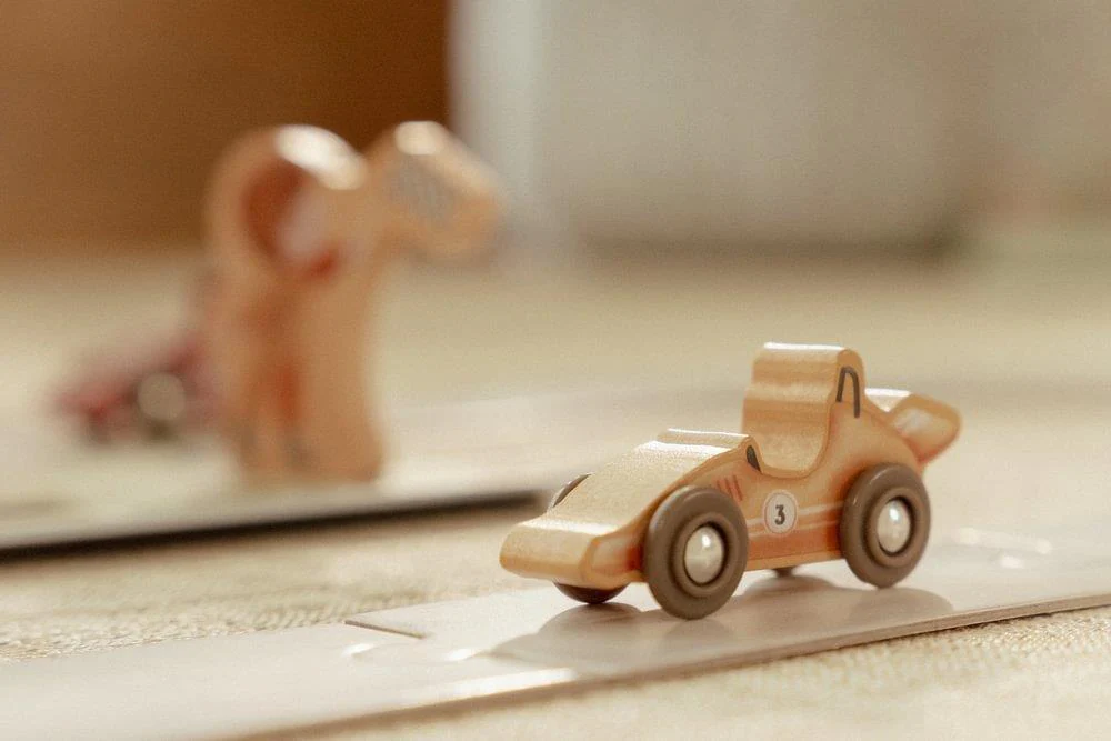 Carros de Corrida em Madeira e Mala com Pista Little Dutch - Image 16