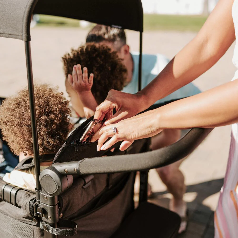 Wonderfold W4 Elite Stroller Wagon Volcanic Black 4 Lugares - Image 10